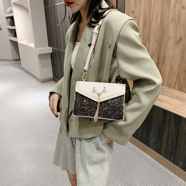 Σύγχρονη γυναικεία τσάντα με γυαλιστερό εφέ και μεταλλική διακόσμηση