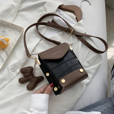 Geanta de mana din piele cu elemente metalice si pandantiv