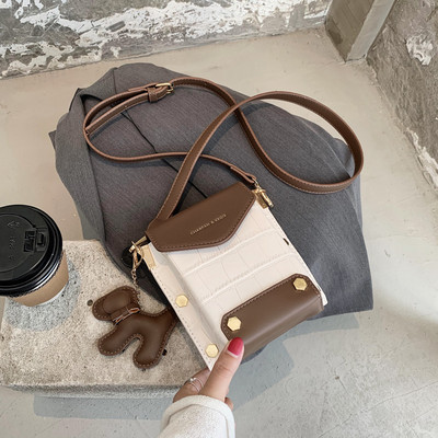 Geanta de mana din piele cu elemente metalice si pandantiv