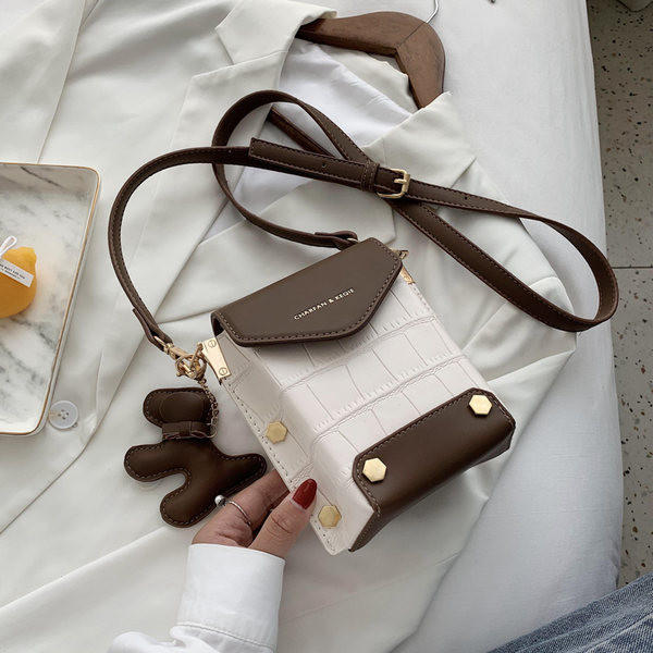 Geanta de mana din piele cu elemente metalice si pandantiv