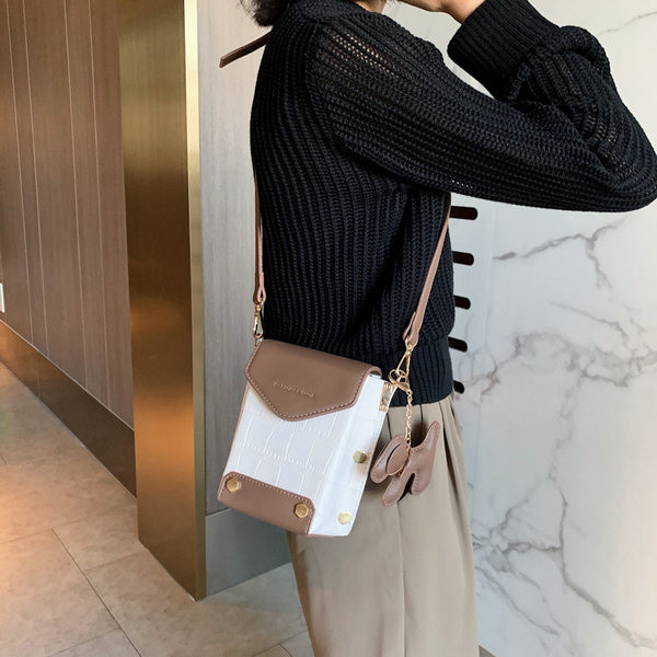 Geanta de mana din piele cu elemente metalice si pandantiv