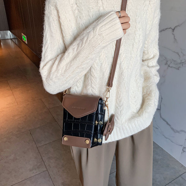 Geanta de mana din piele cu elemente metalice si pandantiv