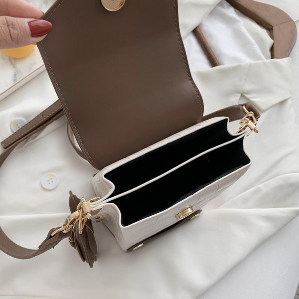 Geanta de mana din piele cu elemente metalice si pandantiv