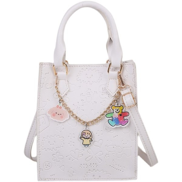 Σύγχρονη γυναικεία τσάντα με μεταλλική αλυσίδα και αξεσουάρ