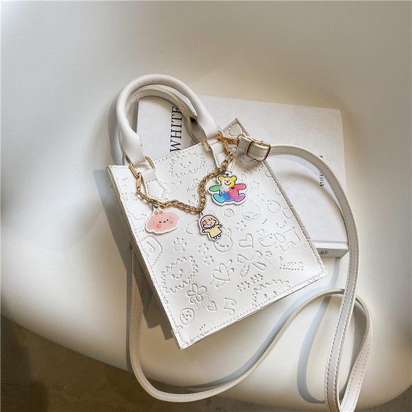 Σύγχρονη γυναικεία τσάντα με μεταλλική αλυσίδα και αξεσουάρ