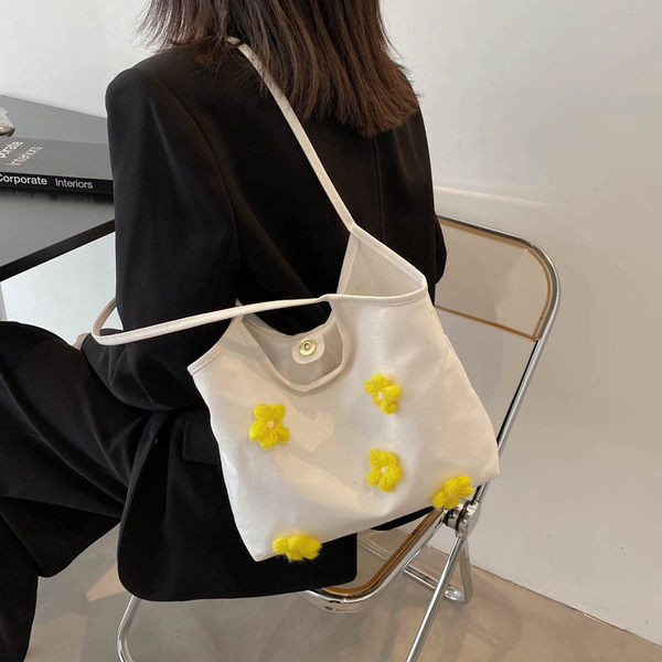 Geanta de dama din stofa cu decor 3D