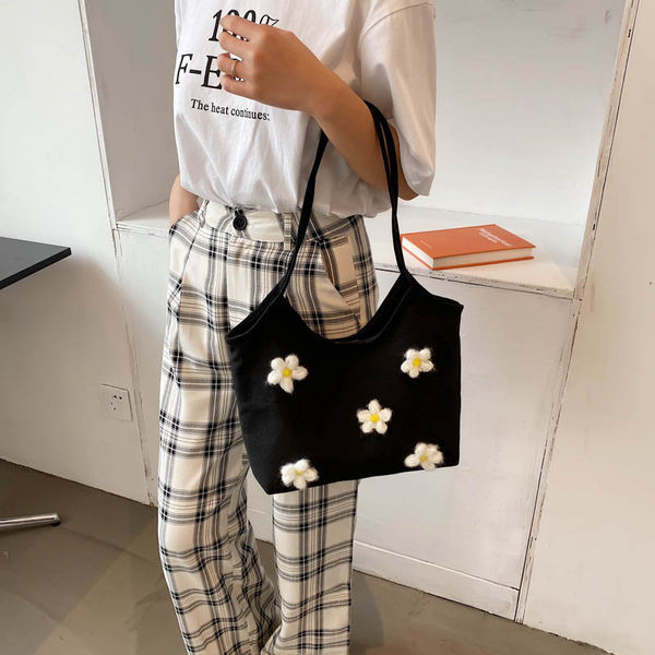 Geanta de dama din stofa cu decor 3D