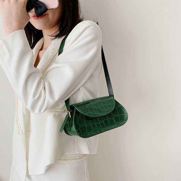 Moderna sieviešu ādas soma ar garu regulējamu rokturi