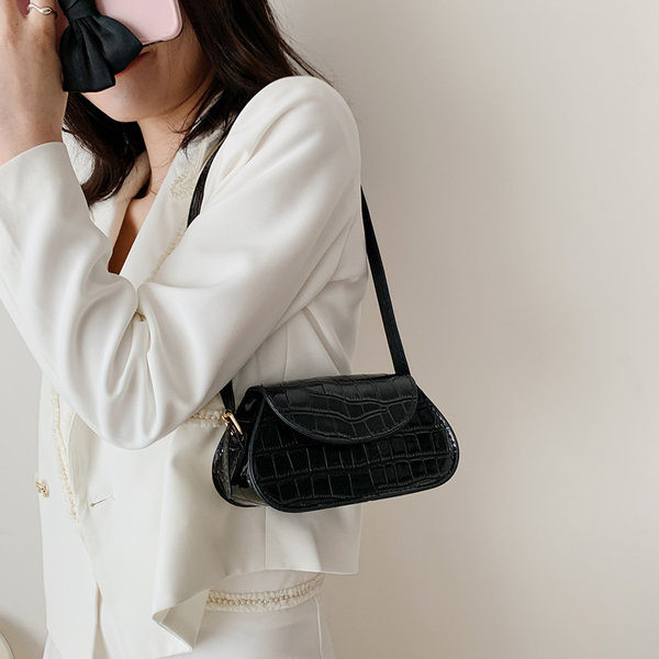 Moderna sieviešu ādas soma ar garu regulējamu rokturi