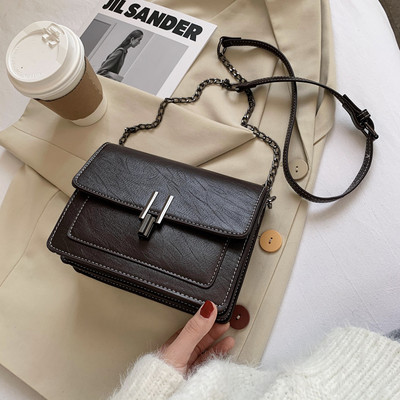 Geanta din piele cu maner lung si inchidere metalica