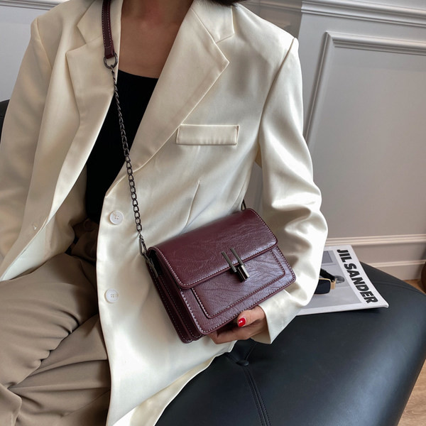 Geanta din piele cu maner lung si inchidere metalica