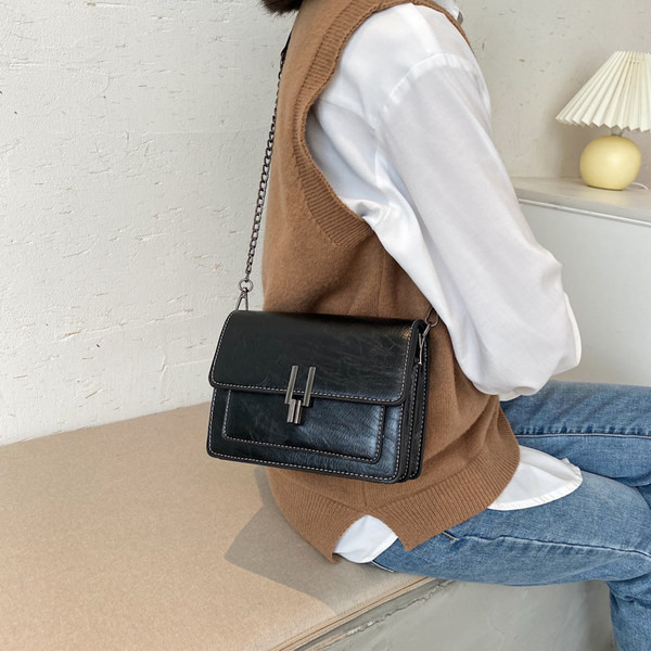 Geanta din piele cu maner lung si inchidere metalica