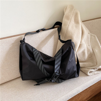 Casual γυναικεία τσάντα με αγκράφες - σε τέσσερα χρώματα