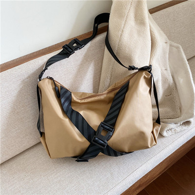 Casual γυναικεία τσάντα με αγκράφες - σε τέσσερα χρώματα