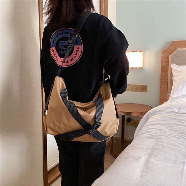 Casual γυναικεία τσάντα με αγκράφες - σε τέσσερα χρώματα