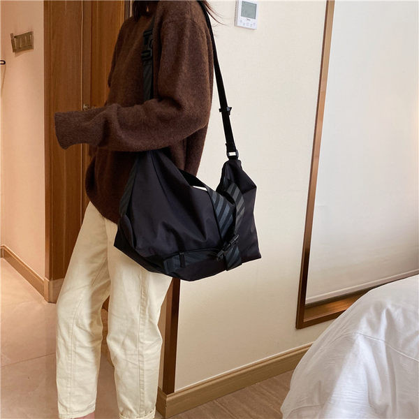 Casual γυναικεία τσάντα με αγκράφες - σε τέσσερα χρώματα