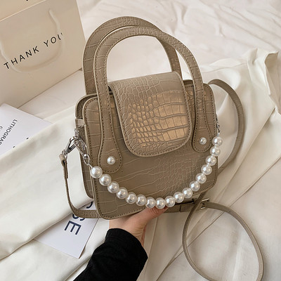 Μικρή ανάγλυφη δερμάτινη τσάντα με λάβη με πέρλες