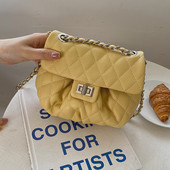 Μικρή γυναικεία τσάντα με μεταλλικό κούμπωμα και μακριά λαβή σε διάφορα χρώματα