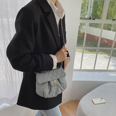 Μικρή γυναικεία τσάντα με μεταλλικό κούμπωμα και μακριά λαβή σε διάφορα χρώματα