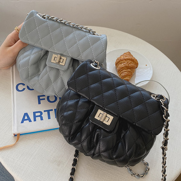 Μικρή γυναικεία τσάντα με μεταλλικό κούμπωμα και μακριά λαβή σε διάφορα χρώματα