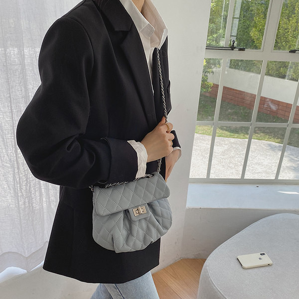 Μικρή γυναικεία τσάντα με μεταλλικό κούμπωμα και μακριά λαβή σε διάφορα χρώματα