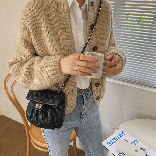 Μικρή γυναικεία τσάντα με μεταλλικό κούμπωμα και μακριά λαβή σε διάφορα χρώματα