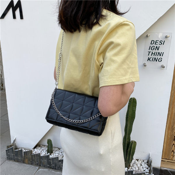 Έκο δερμάτινη γυναικεία τσάντα με μεταλλική αλυσίδα