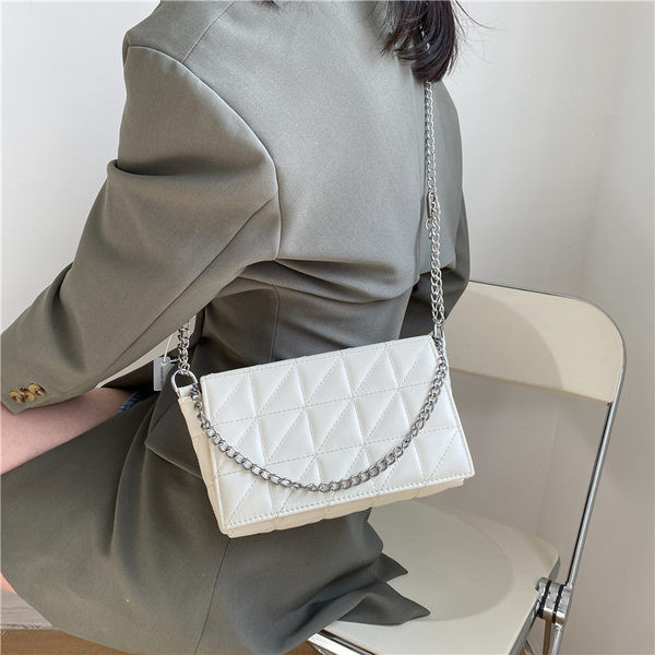 Έκο δερμάτινη γυναικεία τσάντα με μεταλλική αλυσίδα