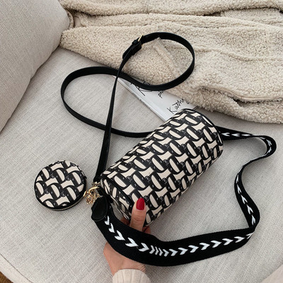 Γυναικεία τσάντα νέο μοντέλο με δύο λαβές και μενταγιόν