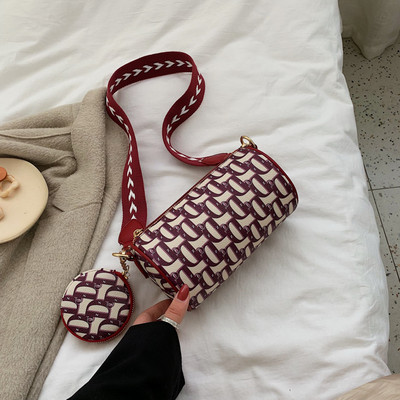 Γυναικεία τσάντα νέο μοντέλο με δύο λαβές και μενταγιόν