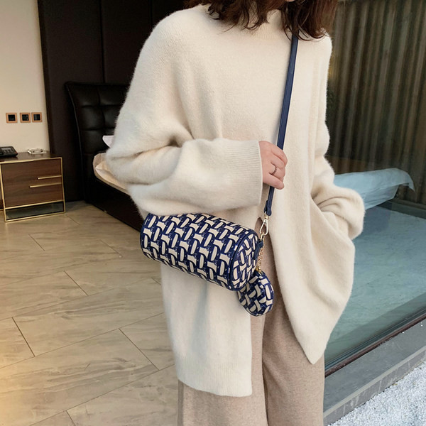 Γυναικεία τσάντα νέο μοντέλο με δύο λαβές και μενταγιόν