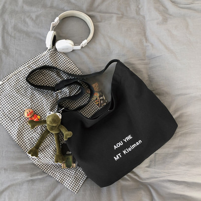 Ikdienas sieviešu soma ar uzrakstu un aksesuāru