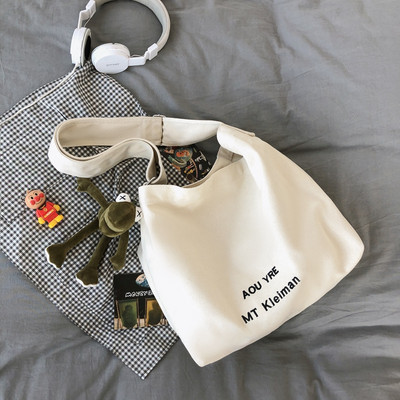 Ikdienas sieviešu soma ar uzrakstu un aksesuāru