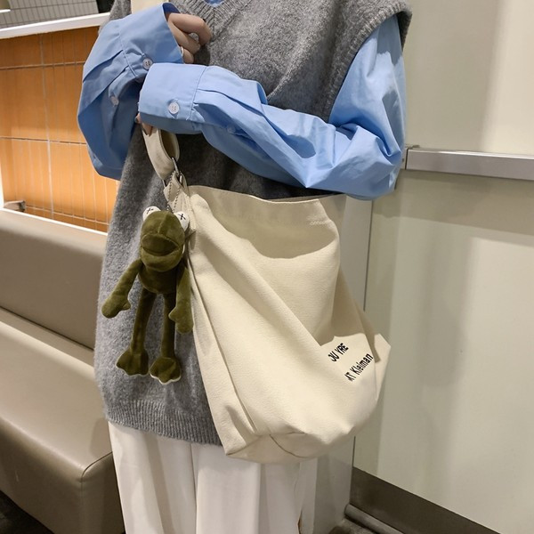 Ikdienas sieviešu soma ar uzrakstu un aksesuāru