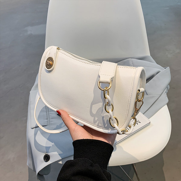 Απλή γυναικεία τσάντα από οικολογικό δέρμα με μακριά λαβή