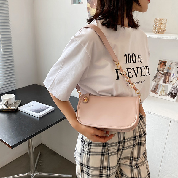 Απλή γυναικεία τσάντα από οικολογικό δέρμα με μακριά λαβή