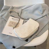 Σύγχρονη γυναικεία τσάντα με μεταλλική λαβή και φερμουάρ