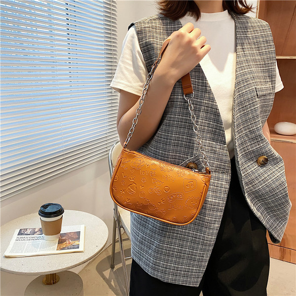 Σύγχρονη γυναικεία τσάντα με μεταλλική λαβή και φερμουάρ