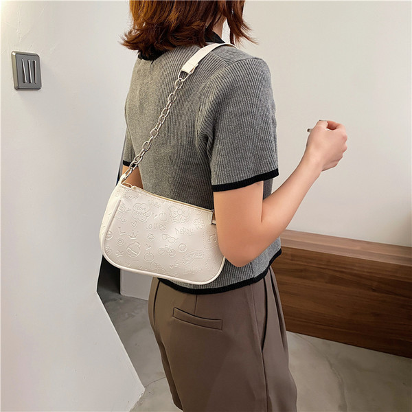 Σύγχρονη γυναικεία τσάντα με μεταλλική λαβή και φερμουάρ