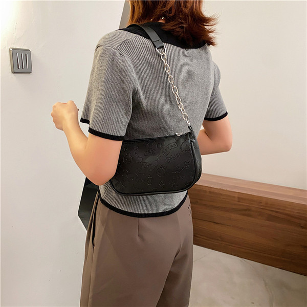 Σύγχρονη γυναικεία τσάντα με μεταλλική λαβή και φερμουάρ