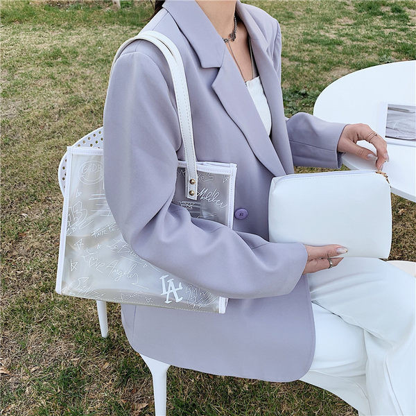 Γυναικεία διαφανής τσάντα με τρουξ