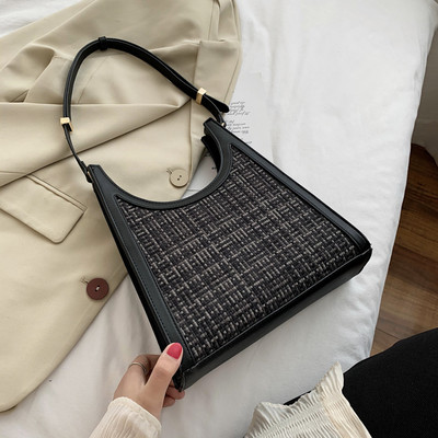 Γυναικεία τσάντα νέου μοντέλου με ρυθμιζόμενη λαβή