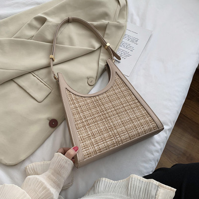 Γυναικεία τσάντα νέου μοντέλου με ρυθμιζόμενη λαβή