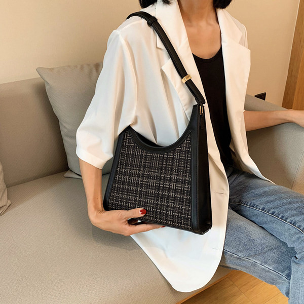 Γυναικεία τσάντα νέου μοντέλου με ρυθμιζόμενη λαβή