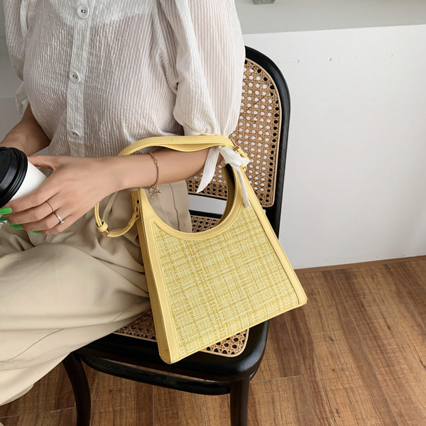 Γυναικεία τσάντα νέου μοντέλου με ρυθμιζόμενη λαβή