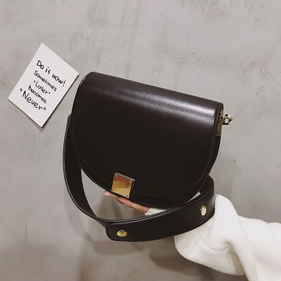 Γυναικεία έκο δερμάτινη τσάντα με μεταλλικό κούμπωμα και μακριά λαβή