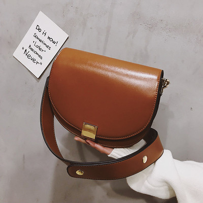 Γυναικεία έκο δερμάτινη τσάντα με μεταλλικό κούμπωμα και μακριά λαβή