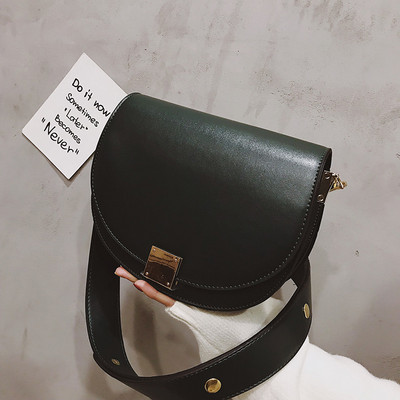 Γυναικεία έκο δερμάτινη τσάντα με μεταλλικό κούμπωμα και μακριά λαβή