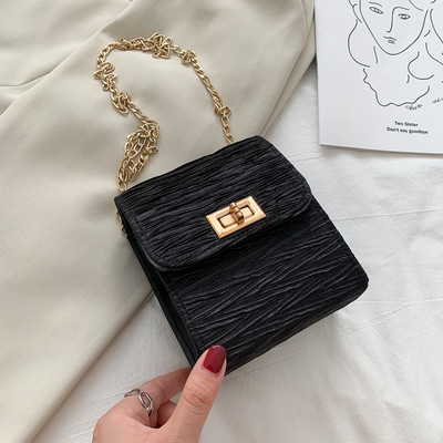 Γυναικεία τσάντα με ανάγλυφο δέρμα και μακρά αλυσίδα