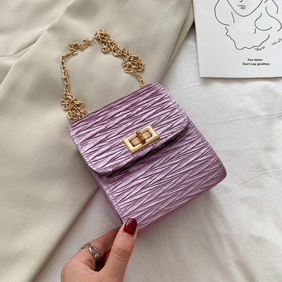 Γυναικεία τσάντα με ανάγλυφο δέρμα και μακρά αλυσίδα